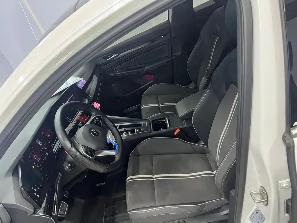 Volkswagen Golf 2023 из CN, фото 10