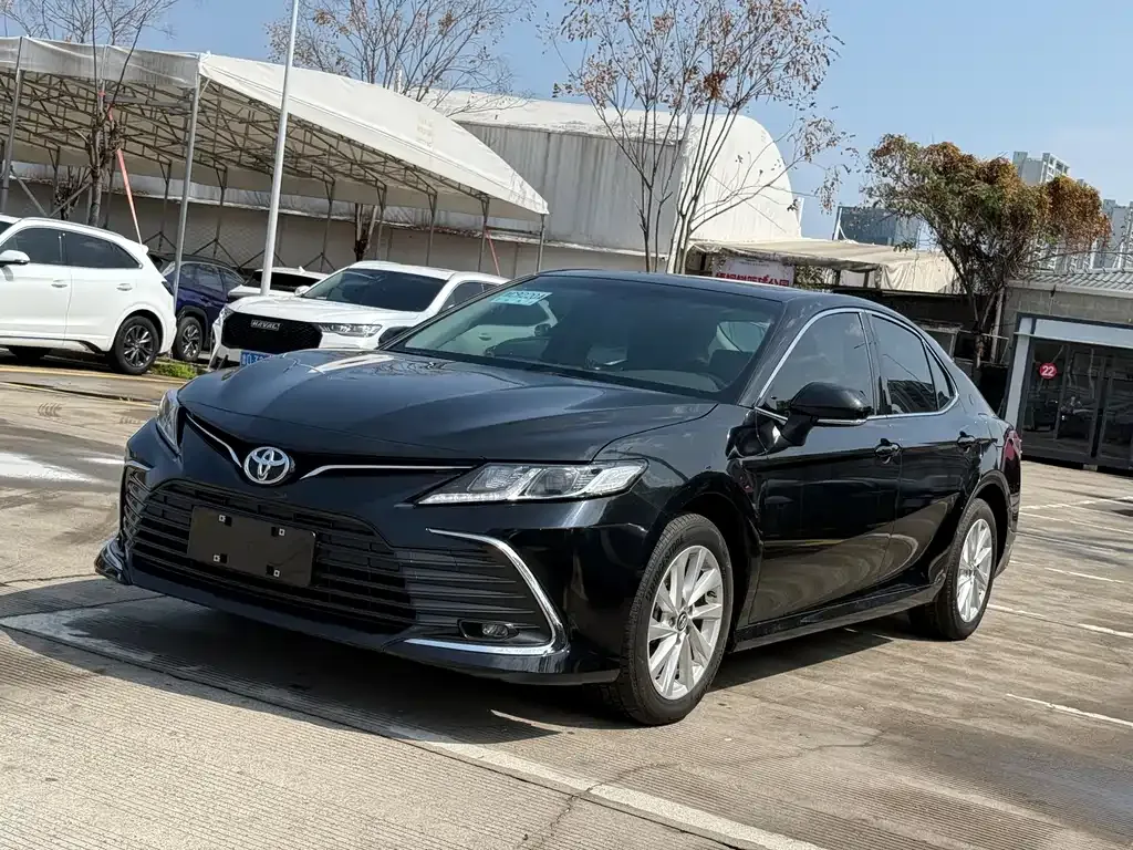 Toyota Camry — фото 1