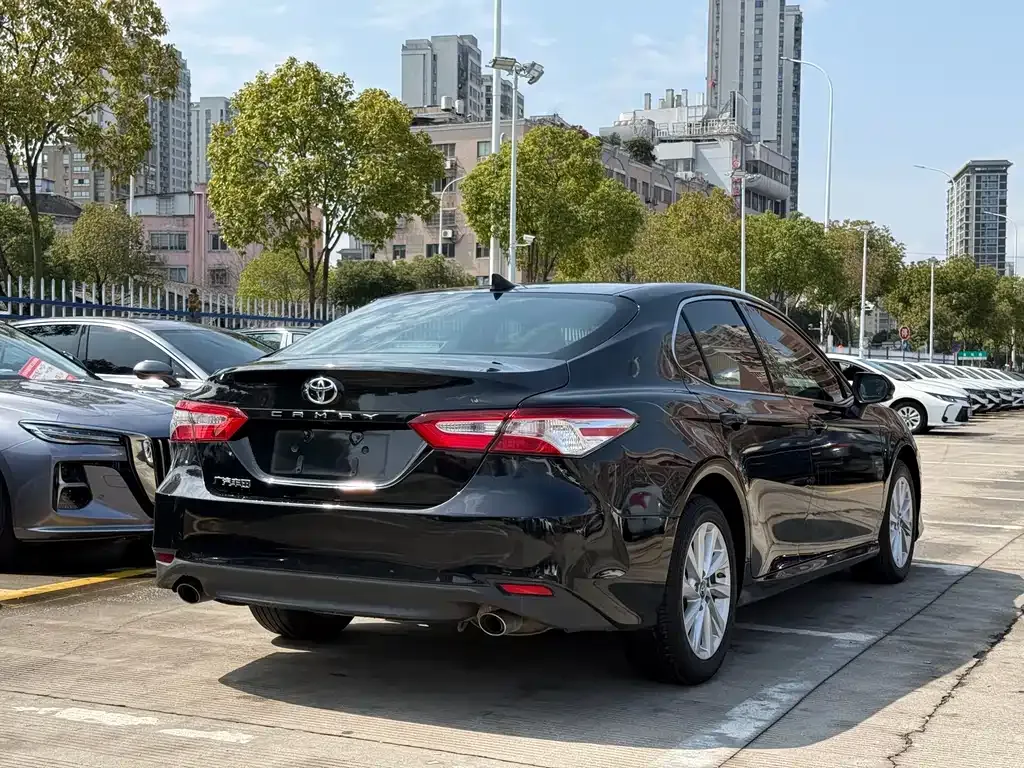 Toyota Camry — фото 5