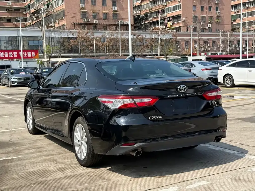 Toyota Camry — фото 9