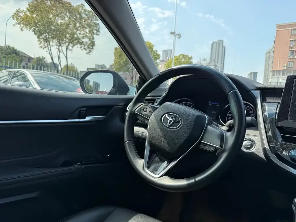 Toyota Camry — фото 2