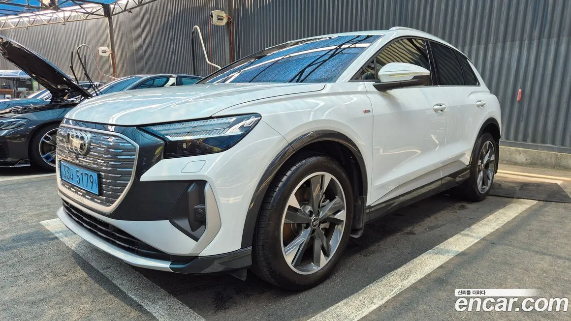 Audi Q4 e-tron — фото 1