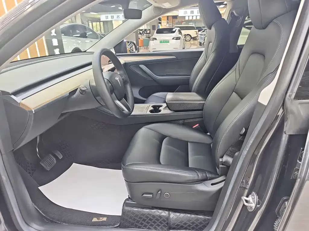 Tesla Model Y — фото 10
