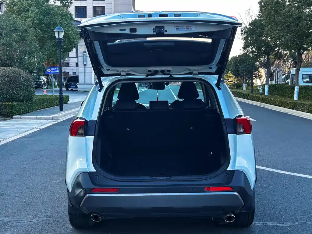 Toyota RAV4 2021 из CN, фото 2