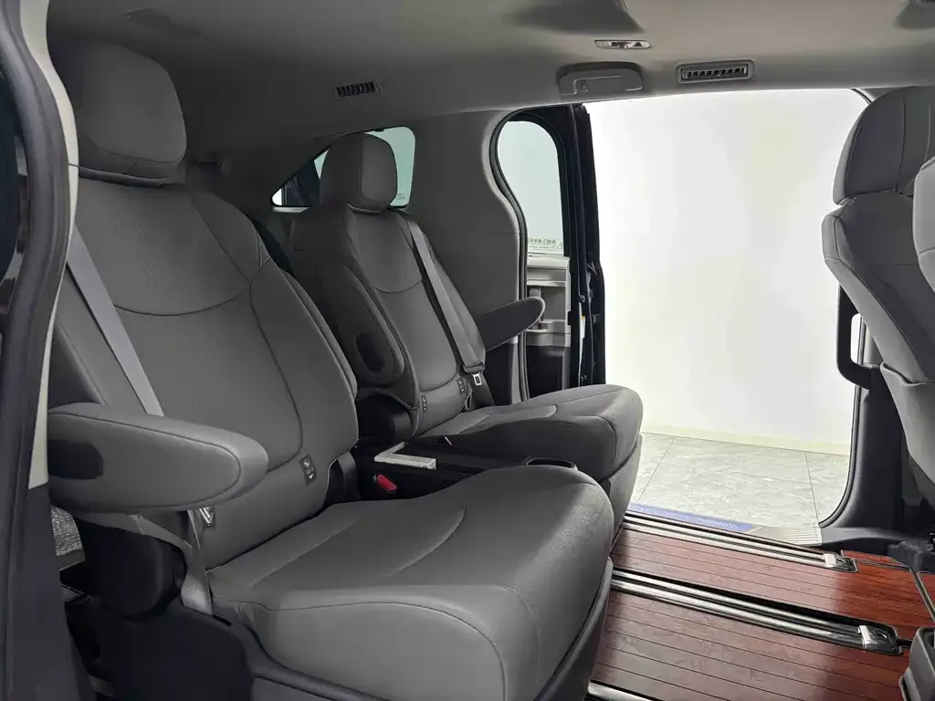 Toyota Sienna 2023 из CN, фото 5