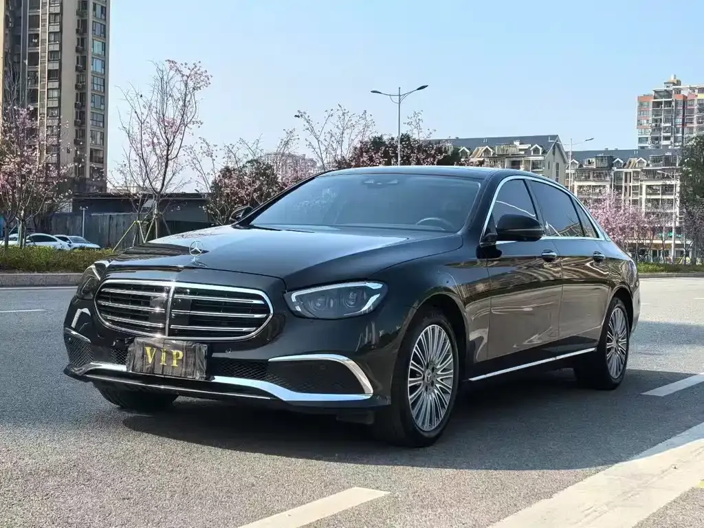 Mercedes-Benz E-Class — фото 1