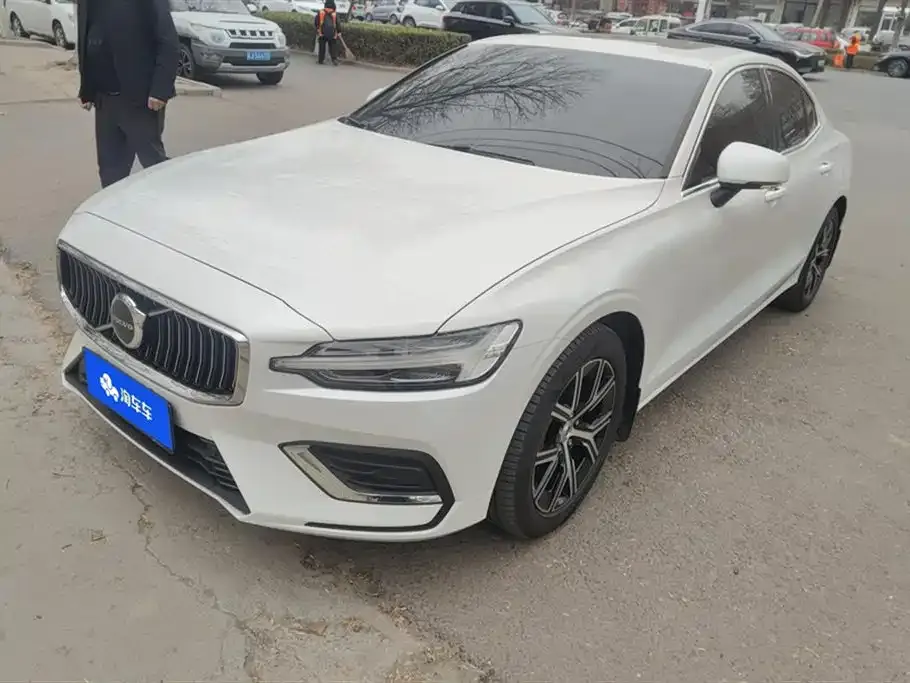 Volvo S60 — фото 1