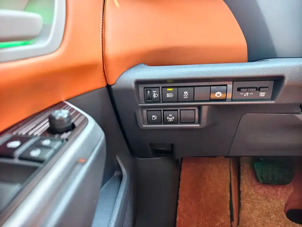 Toyota Granvia — фото 8