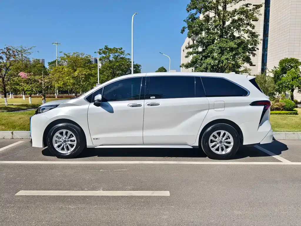 Toyota Granvia — фото 10