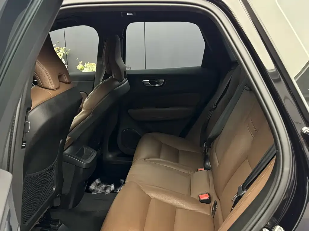 Volvo XC60 — фото 2