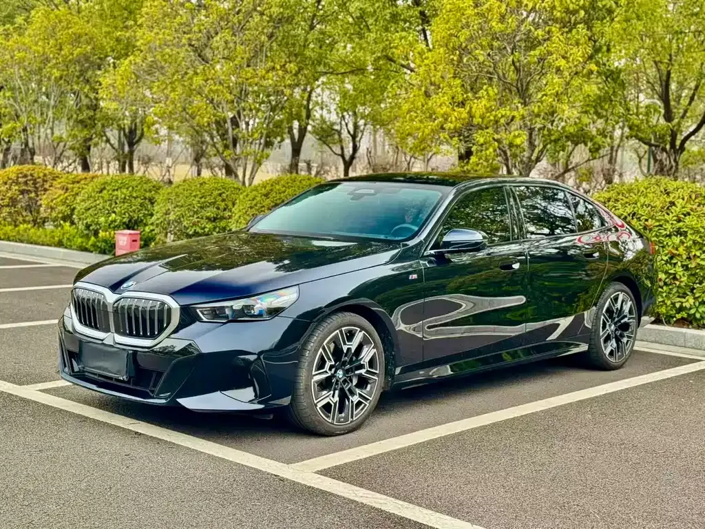 BMW 5 Series — фото 1