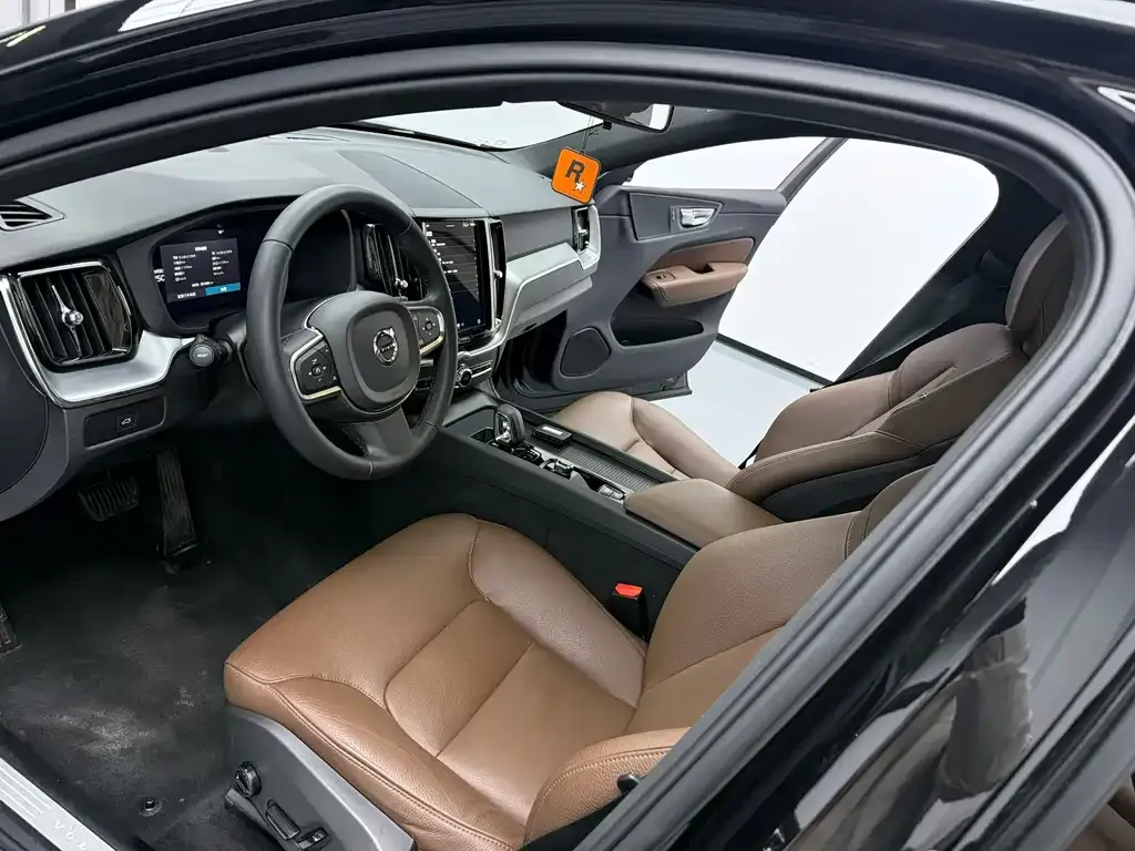 Volvo XC60 — фото 10