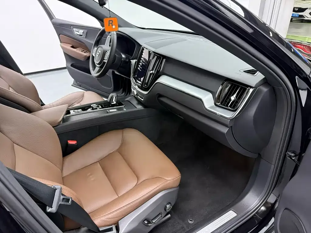 Volvo XC60 — фото 9