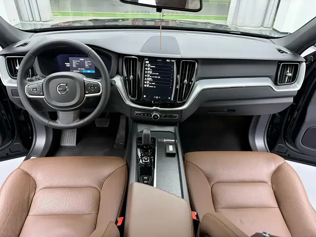 Volvo XC60 — фото 8