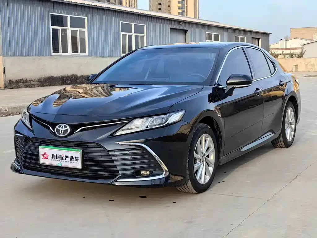 Toyota Camry — фото 1