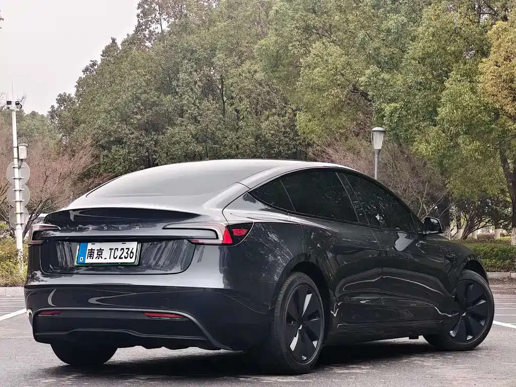 Tesla Model 3 — фото 4