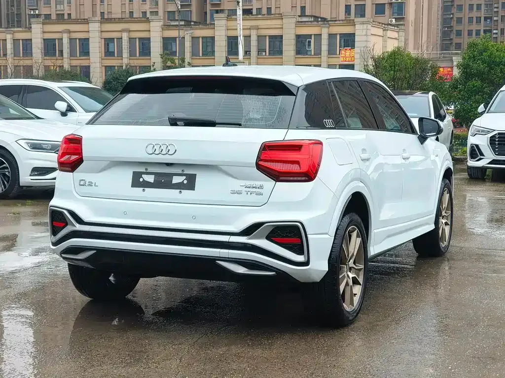 Audi Q2L — фото 10