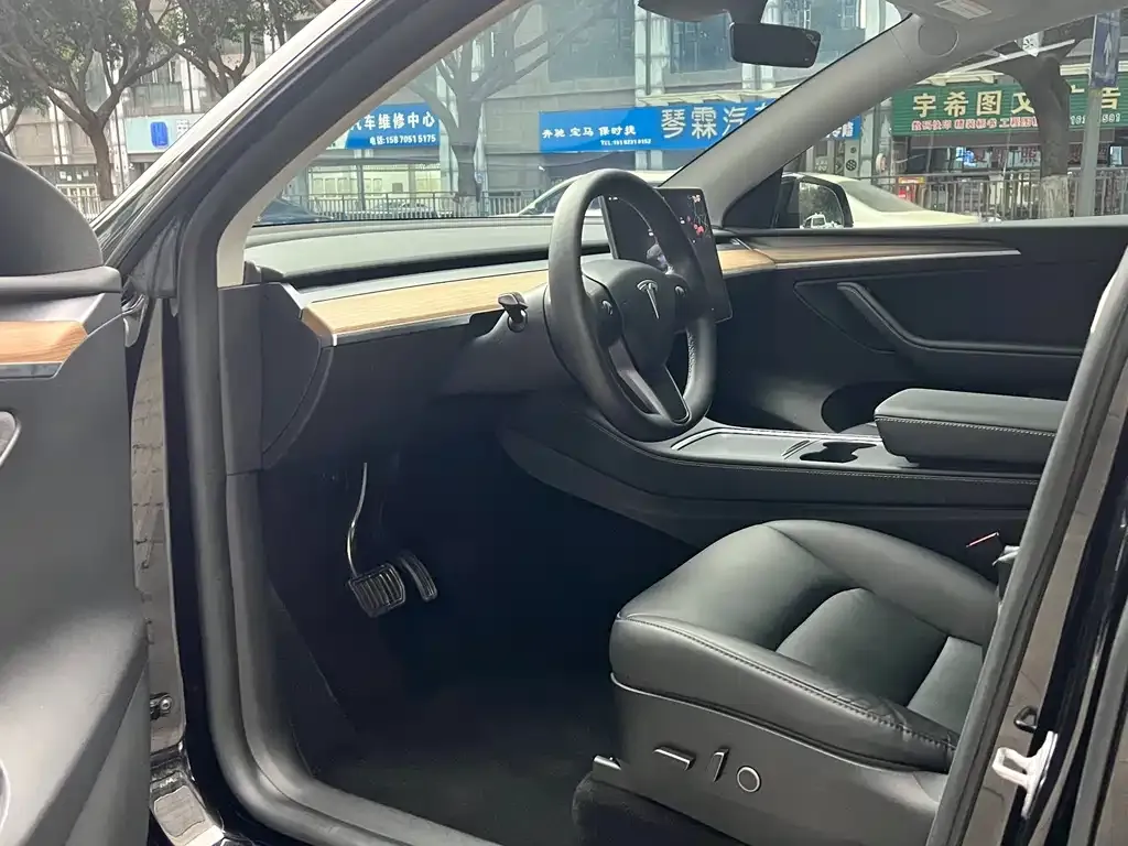 Tesla Model Y — фото 7