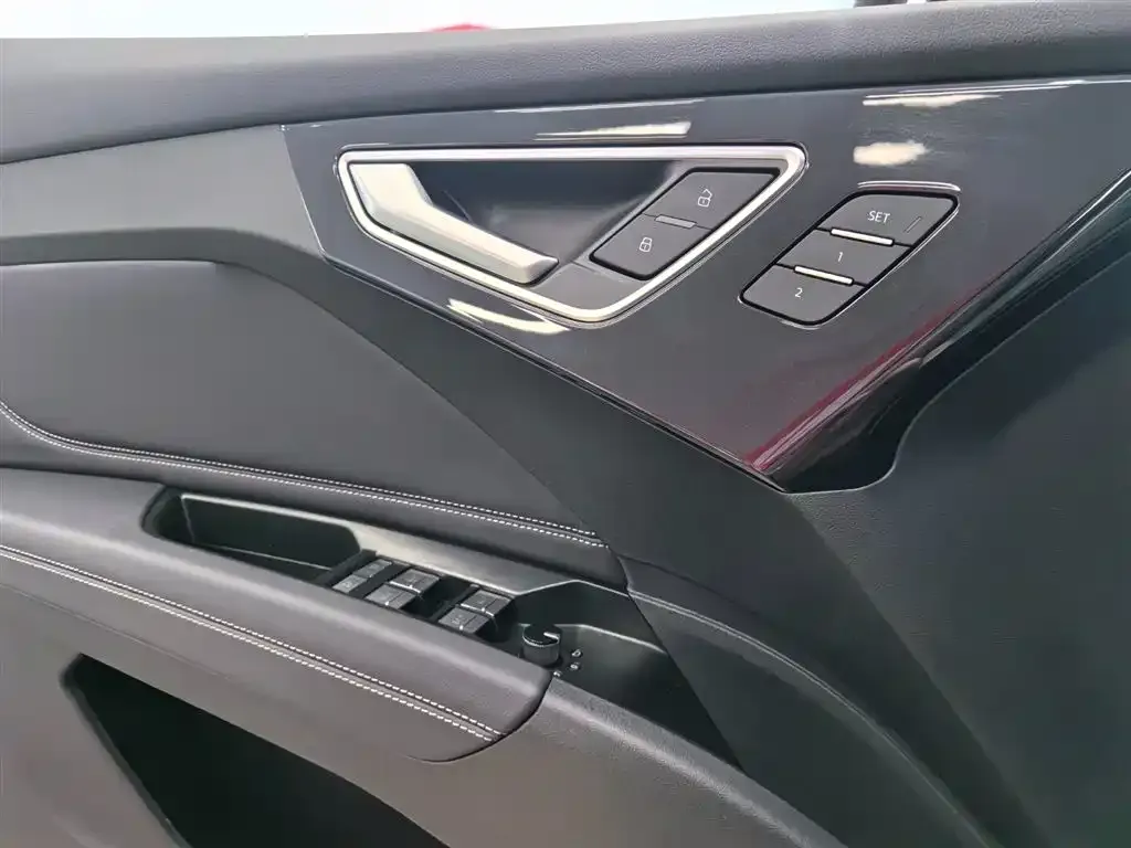 Audi Q4 e-tron — фото 2