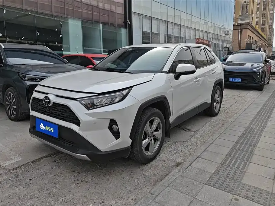 Toyota RAV4 — фото 1