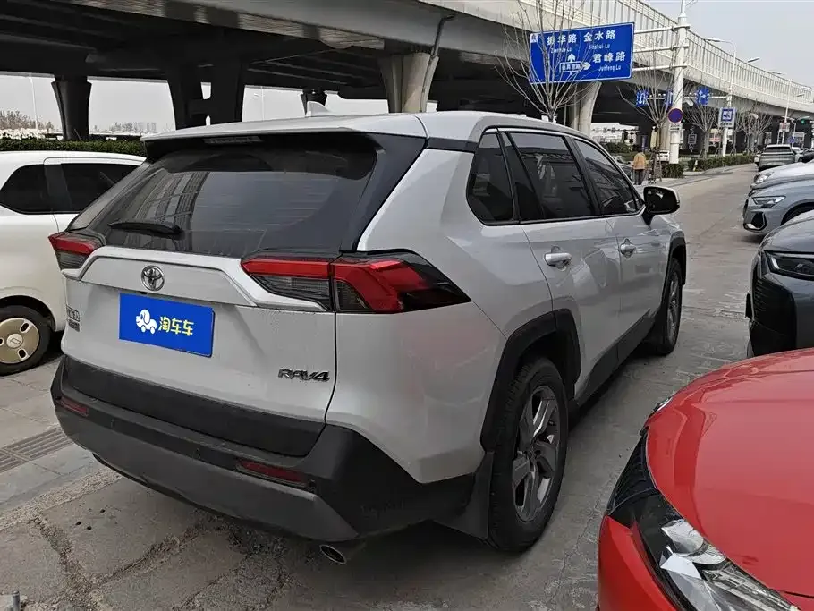 Toyota RAV4 — фото 3