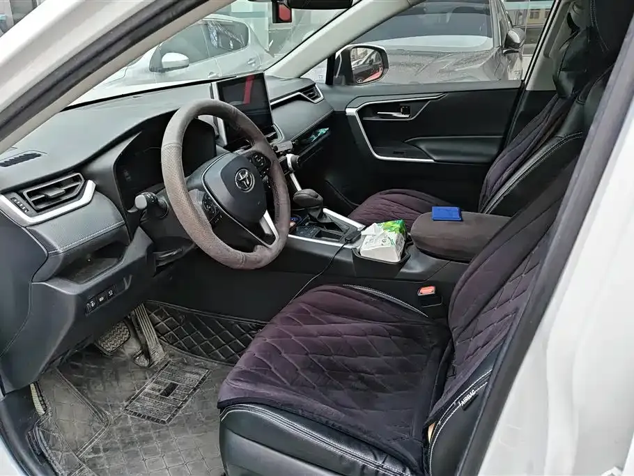Toyota RAV4 — фото 4