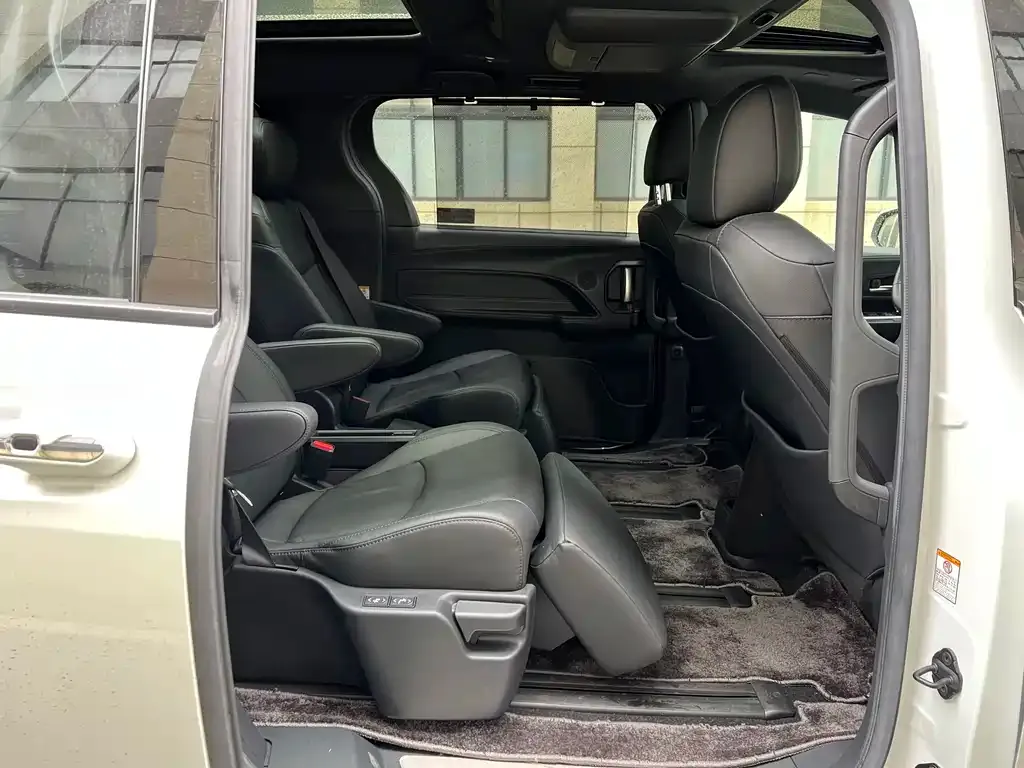 Toyota Sienna 2025 из CN, фото 2