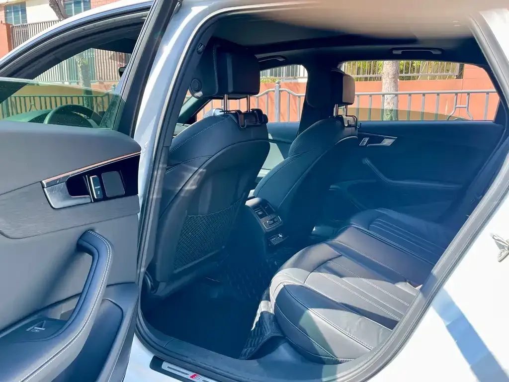Audi A4L 2023 из CN, фото 2