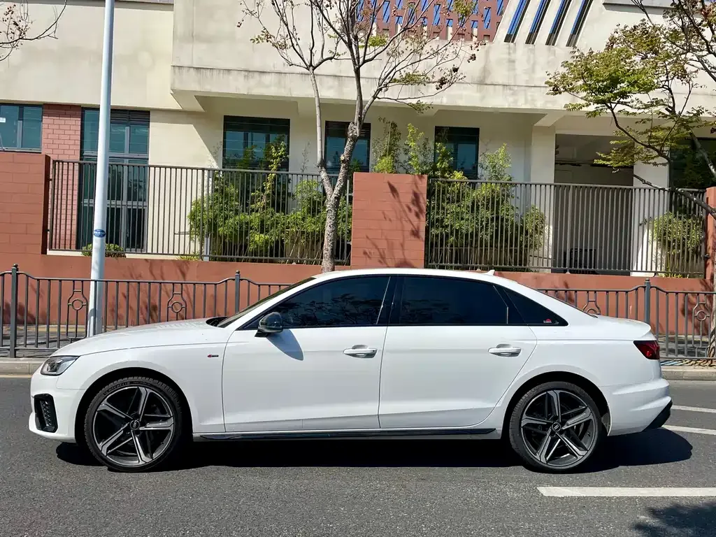 Audi A4L 2023 из CN, фото 6