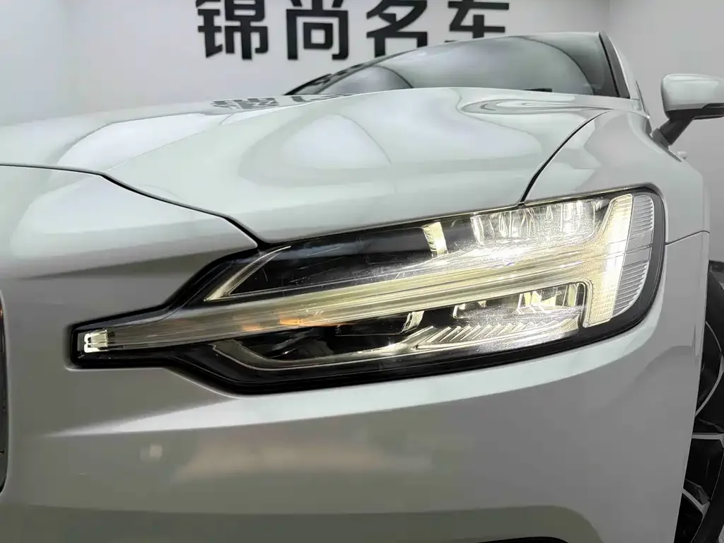 Volvo S60 — фото 10