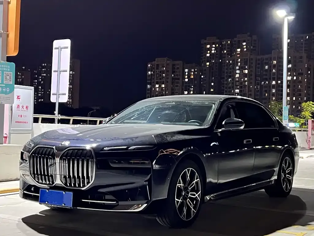 BMW 7 Series — фото 1