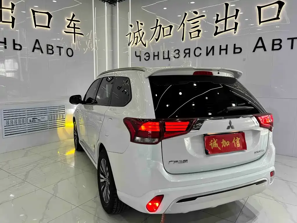 Mitsubishi Outlander — фото 5
