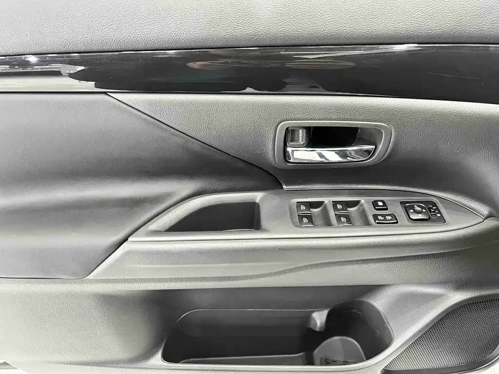 Mitsubishi Outlander — фото 7