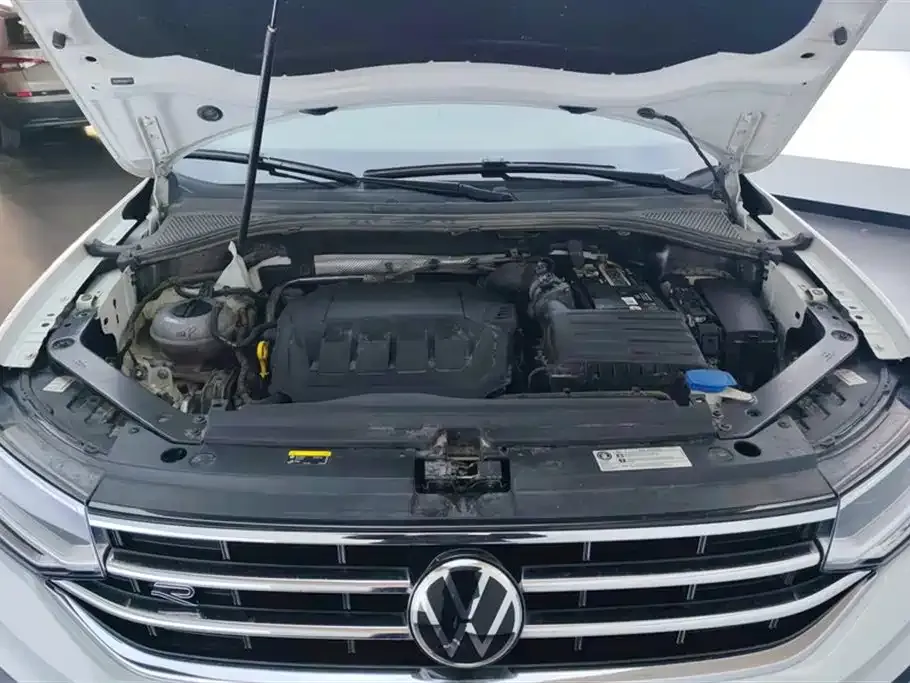Volkswagen Tiguan L — фото 10