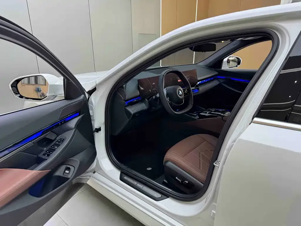 BMW 5 Series 2025 из CN, фото 3