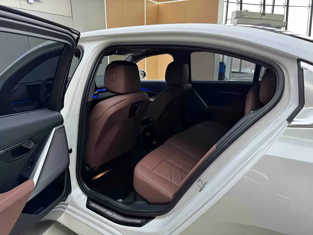 BMW 5 Series 2025 из CN, фото 4