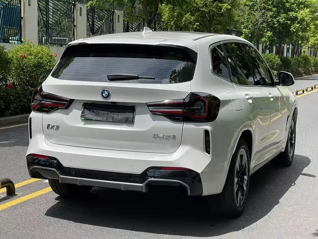 BMW iX3 — фото 10