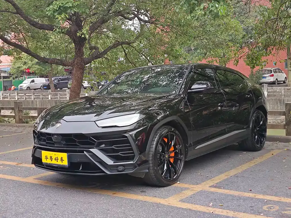 Lamborghini Urus — фото 1