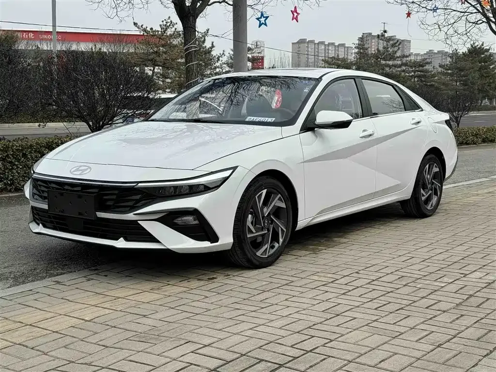 Hyundai Elantra — фото 1