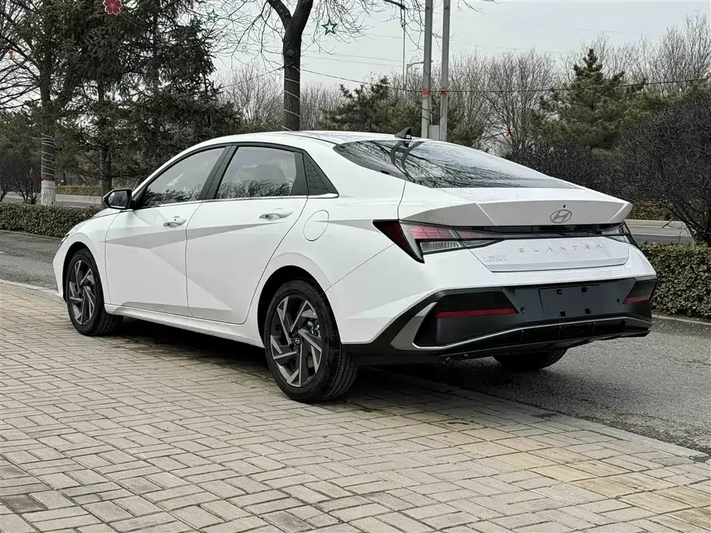 Hyundai Elantra — фото 10