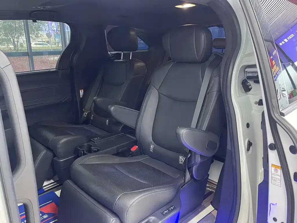 Toyota Sienna 2022 из CN, фото 4