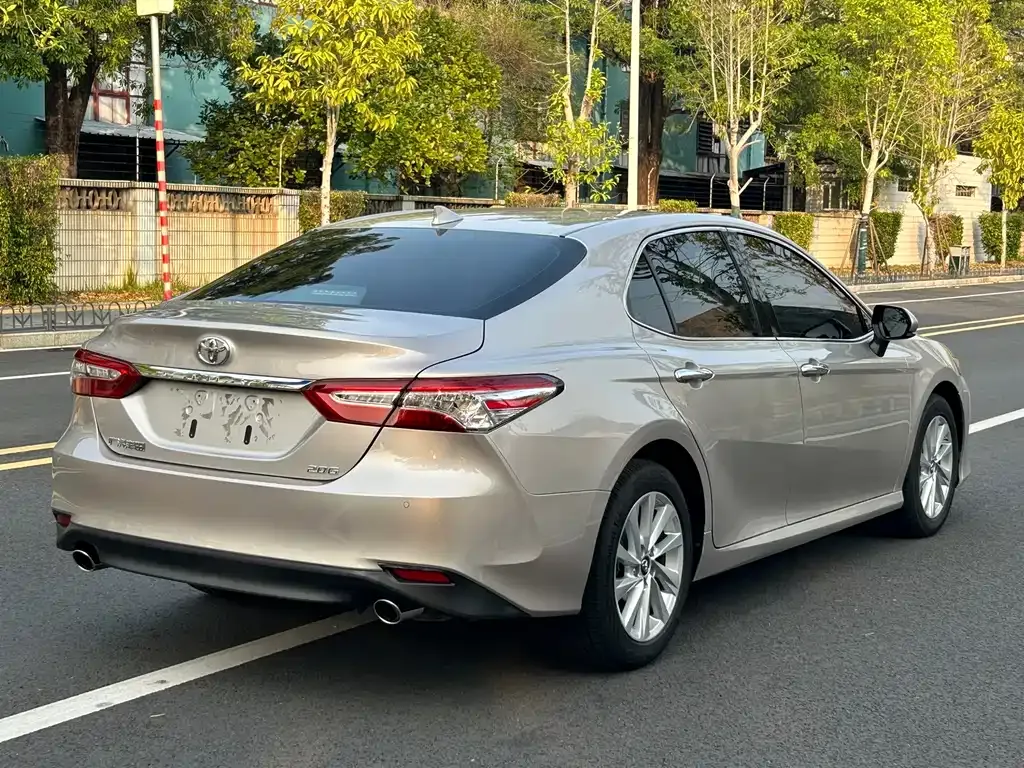Toyota Camry — фото 8