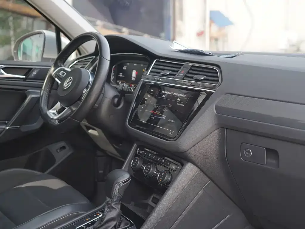 Volkswagen Tiguan L — фото 6
