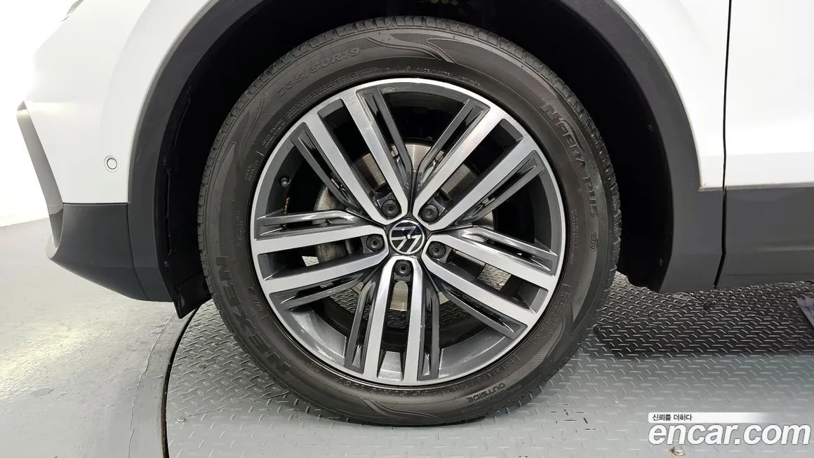 Volkswagen Tiguan — фото 10