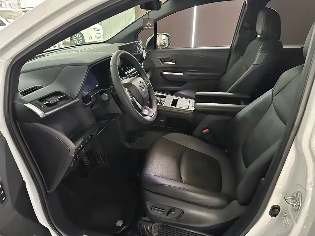 Toyota Granvia 2024 из CN, фото 2