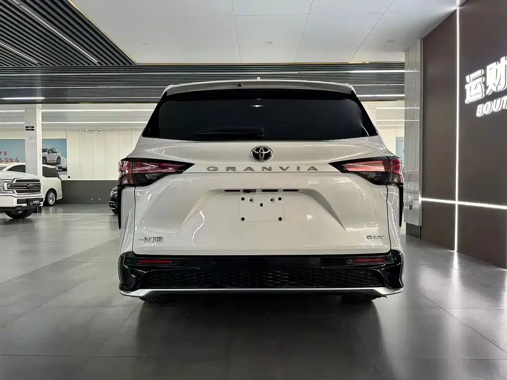 Toyota Granvia 2024 из CN, фото 7