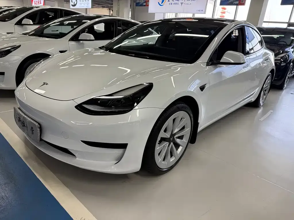 Tesla Model 3 — фото 1