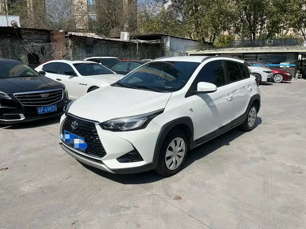 Toyota Yaris L — фото 1