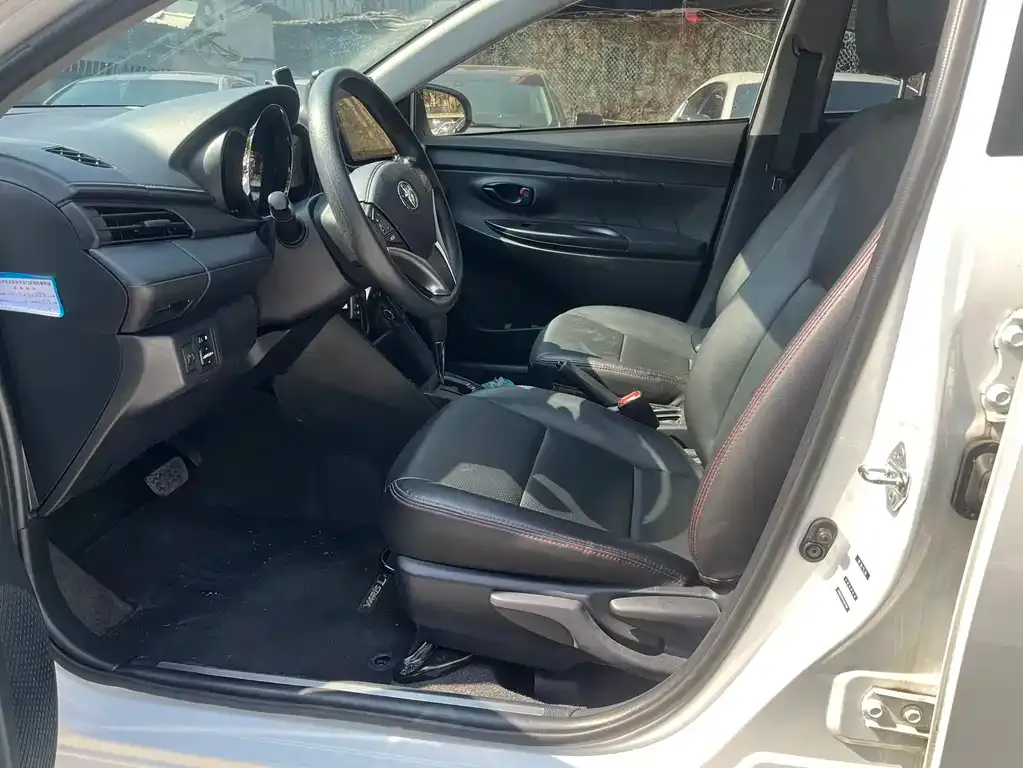 Toyota Yaris L — фото 4