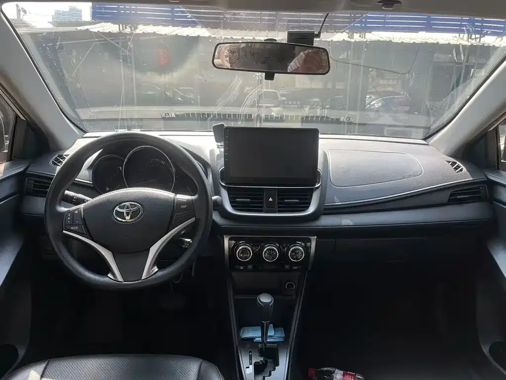 Toyota Yaris L — фото 3